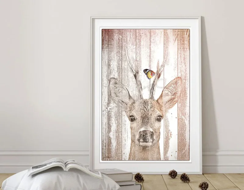 Wandbild Waldtiere - Hirsch mit Schmetterling im Shabby Landhausstil als Kunstdruck Poster