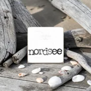 Maritimer Holzblock im Shabby Chic mit dem Schriftzug 'nordsee' in schwarzer Schreibmaschinenschrift auf weißem Hintergrund