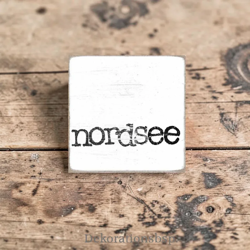 Maritimer Holzblock im Shabby Chic mit dem Schriftzug 'nordsee' in schwarzer Schreibmaschinenschrift auf weißem Hintergrund