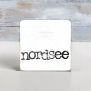 Maritimer Holzblock im Shabby Chic mit dem Schriftzug 'nordsee' in schwarzer Schreibmaschinenschrift auf weißem Hintergrund