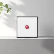 Marienkäfer, Miniatur, Kunstdruck nach handgemaltem Aquarell mit schwarzem Rahmen