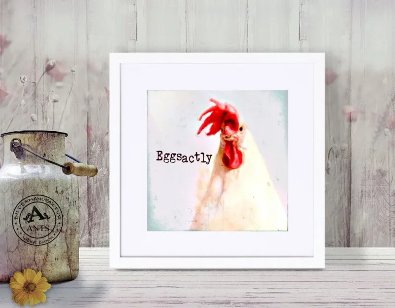 Kunstdruck, Eggsactly - Huhn, Wandbild mit humorvollem Spruch im Landhausstil